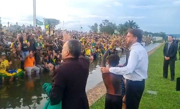 Bolsonaro com apoiadores e líder religioso