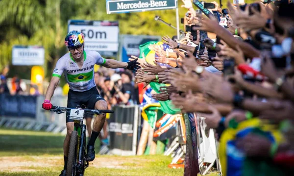 Série mostra como ciclista virou herói da Copa do Mundo; entenda