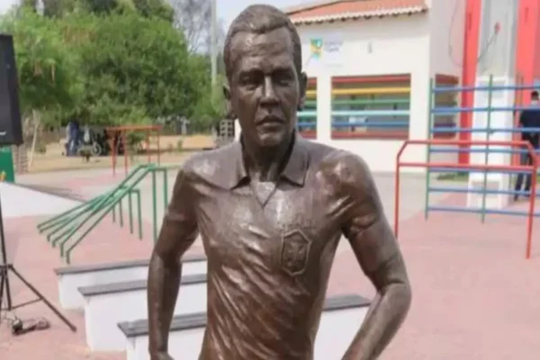 Imagem colorida de estatua de Daniel Alves - Metrópoles