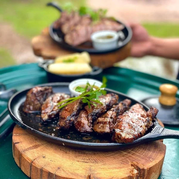 Picanha maturata feita na brasa com molho chimichurri