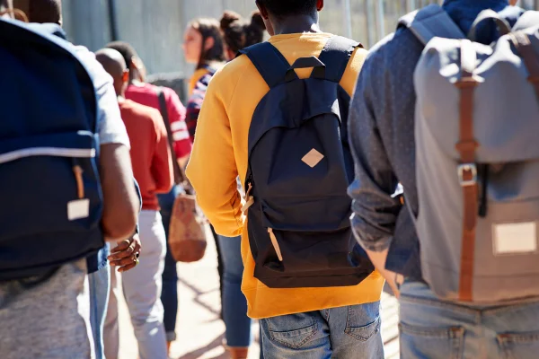 Imagem colorida de jovens em universidade - Metrópoles