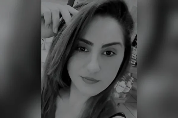 Fotografia preta e branca de Helen Vitai, morta após ser agredida em uma briga punk em São Paulo. - Metrópoles