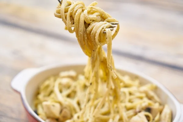 Aprenda a preparar um rápido macarrão ao alho e óleo
