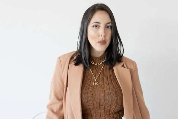 foto colorida de mulher de terno com fundo branco