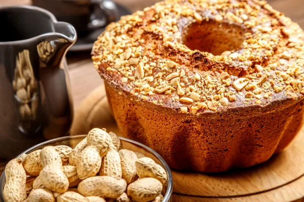 Bolo de amendoim macio e delicioso para o café da tarde