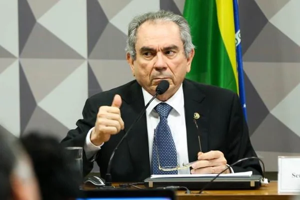 Senador propõe que julgamento de Dilma comece dia 25/8