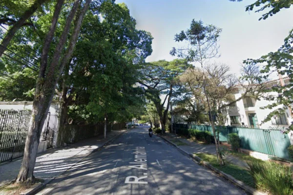 Imagem colorida mostra rua no Jardim Europa, bairro nobre de São Paulo, onde mulher foi rendida por bandidos com o filho de 5 meses - Metrópoles
