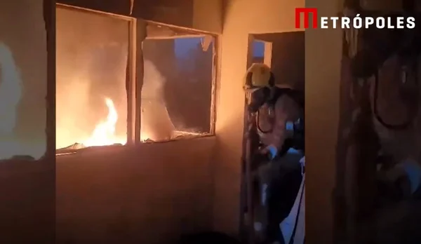 Imagem colorida de chamas em um depósito de pneu - Metrópoles