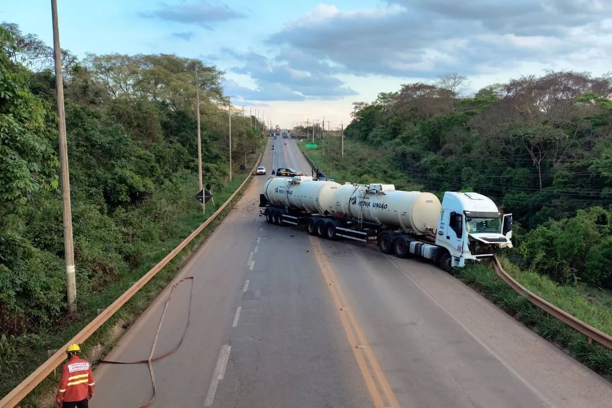 O caminhão-tanque ficou atravessado na pista O caminhão-tanque ficou atravessado na pista