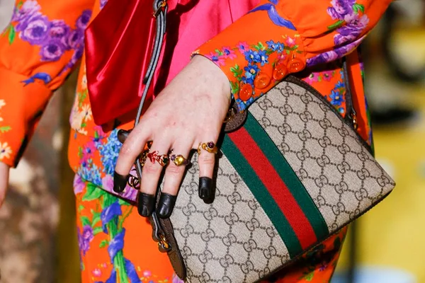 Gucci mergulha unha de modelos na tinta para o último desfile da marca