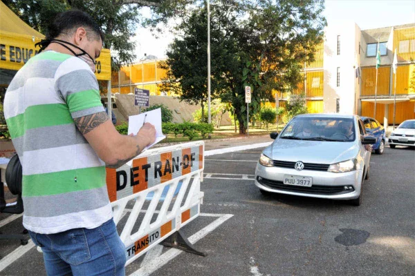 homem inspecionando veículo