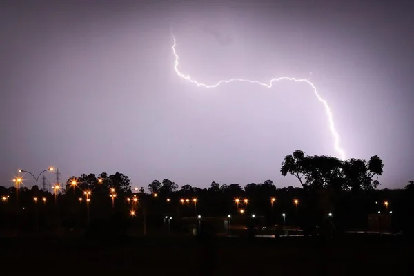 Temporal da madrugada faz 214 residências amanhecerem sem energia no DF