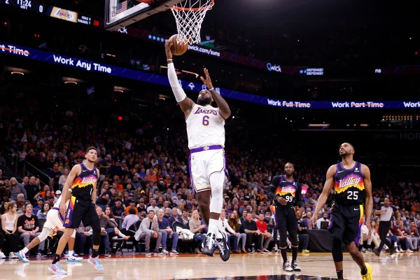 LeBron James bate novo recorde em derrota do Lakers para os Suns
