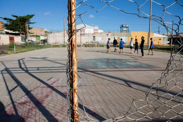 Bola fora no DF: quadras poliesportivas estão em estado de abandono