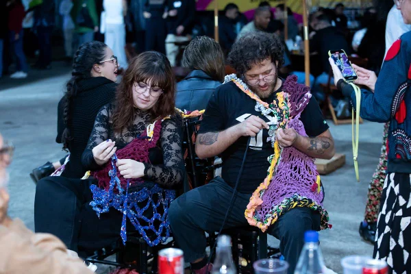 Intervenção artística e têxtil do Coletivo Centopeia Têxtil no Metrópoles Fashion & Design Festival (MFDF) 2025 - Metrópoles