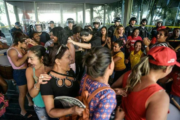 Integrantes do MTST ocupam ministérios das Cidades e da Fazenda
