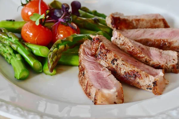 Prato de carne com aspargos e tomate