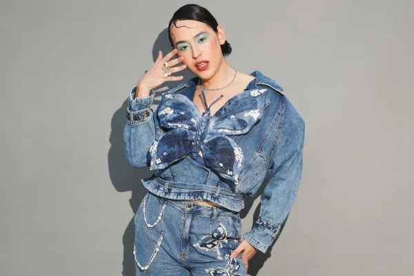 Na imagem com cor, influencer Gabb posando para foto - metrópoles