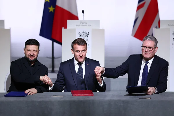 imagem colorida zelensky e macron em paris