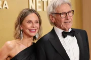 Harrison Ford e Calista Flockhart posam durante evento da Netflix
