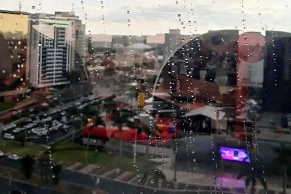Pingos de chuva na janela do centro empresarial no centro de brasília