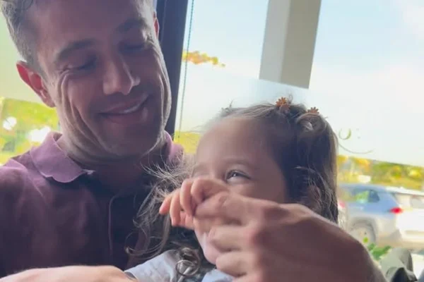 Ex mostra Rafael Cardoso em momento descontraído com a filha - Metrópoles