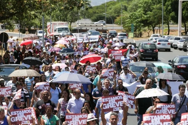 Servidores ameaçam greve geral se GDF não pagar reajustes em outubro