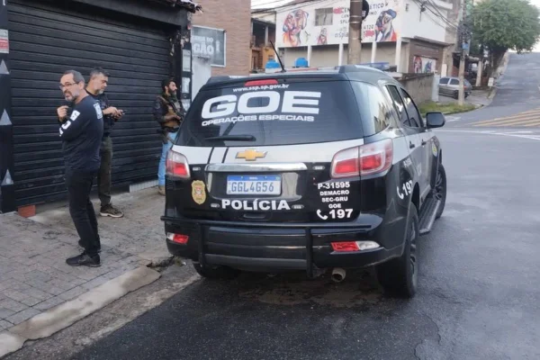 Imagem colorida mostra viatura da Polícia Civil durante ação que prendeu dois suspeitos de aplicarem golpe em pessoas idosas no interior de São Paulo - Metrópoles