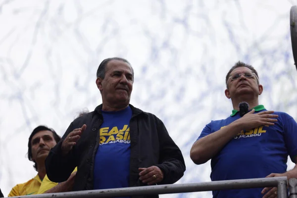 Imagem colorida mostra Silas Malafaia canta o hino nacional na Avenida Paulista - Metrópoles