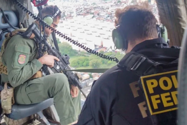 Foto colorida mostra policiais durante operação da Polícia Federal (PF).