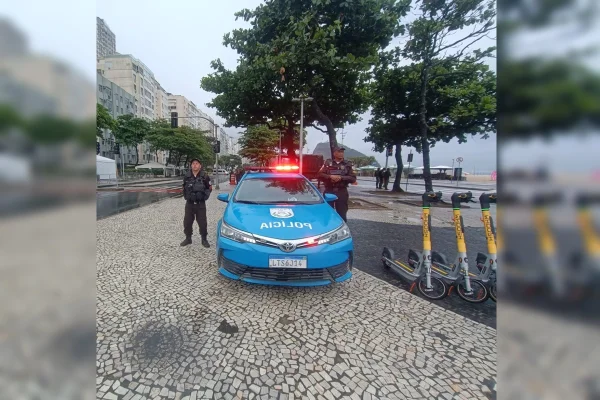 Policiais do #19BPM estão posicionados entre a Avenida Atlântica e Avenida Princesa Isabel