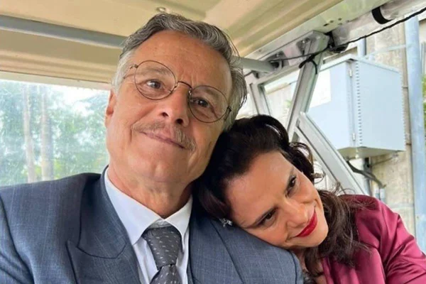 Foto colorida de um casal heterossexual-Metrópoles