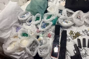 Drogas e armas foram apreendidas em casa que suspeitos foram presos