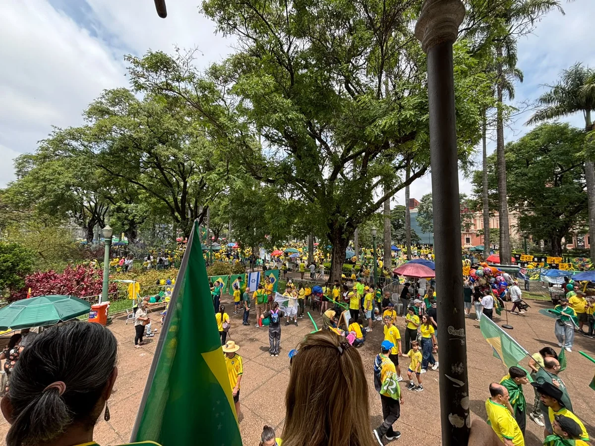 Bolsonaristas esperam Flávio na Praça da Liberdade Bolsonaristas esperam Flávio na Praça da Liberdade