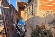 A equipe estourou o portão da casa e, no local, encontraram o jovem com cheiro forte de urina e fezes