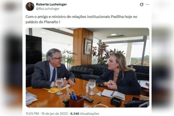 A lobista Roberta Luchsinger, ligada ao Careca do INSS e a Lulinha, com o ministro Alexandre Padilha