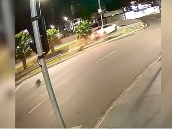 imagem colorida carro capota e cai em trincheira goiania