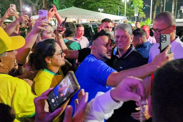 O Governador de São Paulo, Tarcísio de Freitas, chega ao hotel em Copacabana, onde Bolsonaro está hospedado, e cumprimenta apoiadores - Metrópoles