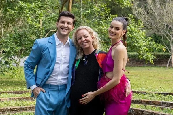 Foto colorida de Cassia Dian, Klebber Toledo e Camila Queiroz - Metrópoles