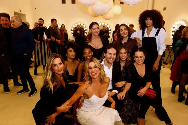 Famosas marcam presença na inauguração do novo salão de Marcos Proença