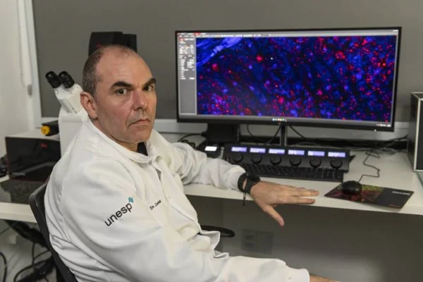Imagem colorida de homem branco com cabelo preto e jaleco branco - Metrópoles