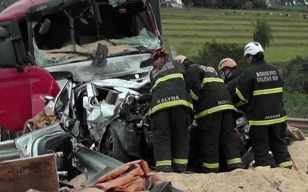 Batida entre duas carretas e carro deixa dois mortos na BR-163, em MS