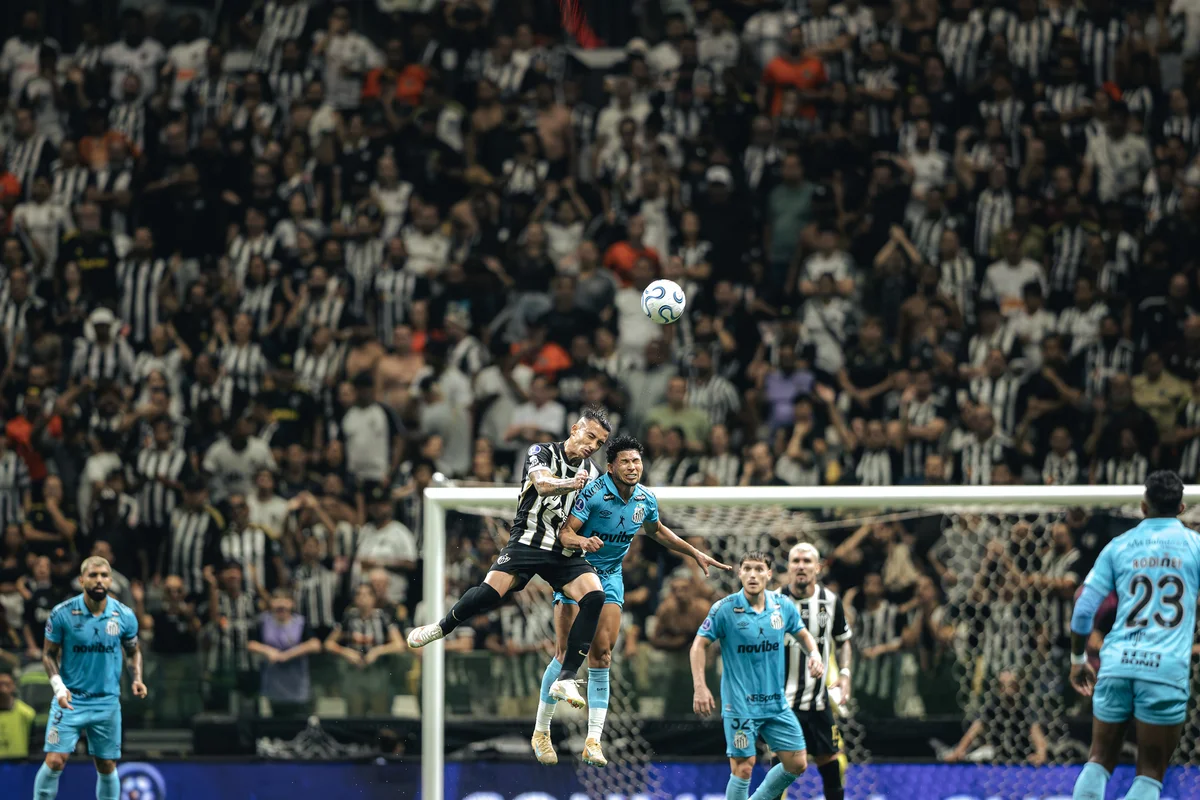 Disputa de bola aérea em Atlético-MG x Santos Disputa de bola aérea em Atlético-MG x Santos
