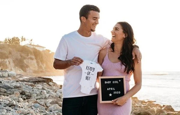 Alex Morgan apresenta sua filha Charlie Elena Carrasco para o mundo