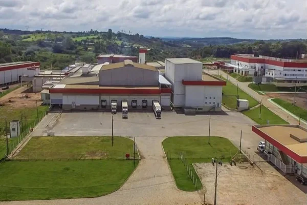 Imagem colorida do prédio da fabrica em Minas Gerais