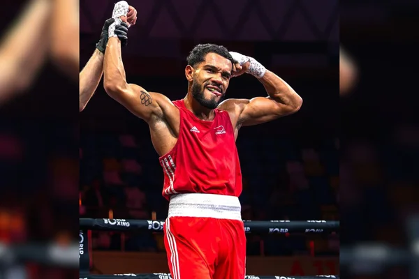 Foto colorida de Luiz Oliveira, o Bolinha, lutador de boxe - Metrópoles