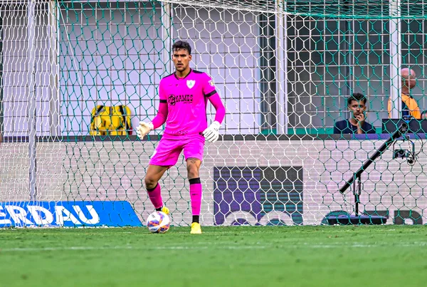 Imagem colorida do goleiro Matheus Mendes - Metrópoles