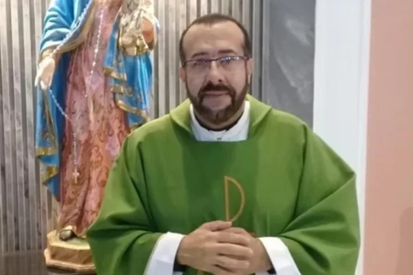 imagem colorida de padre ricardo campos parreiras preso por condenação de estupro de um jovem em Goiás