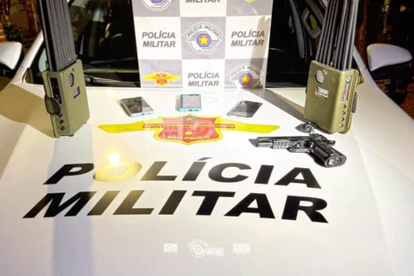 Dupla é presa após amarrar motorista em cabine para roubar caminhão