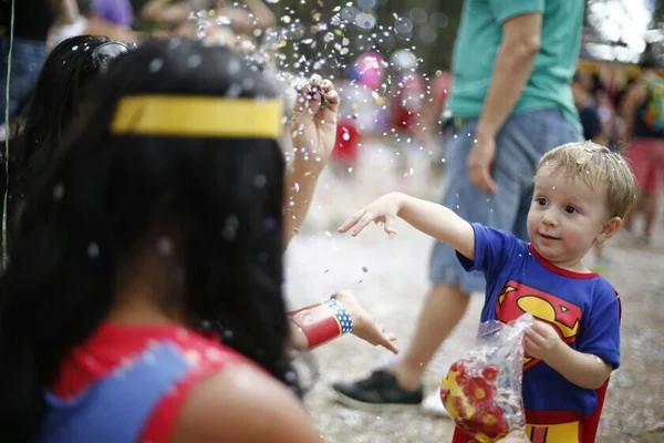 Primeiro dia de carnaval em Brasília começa com muita animação